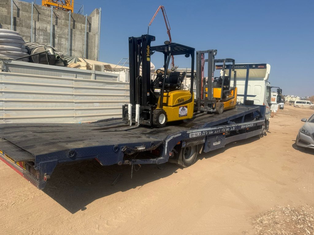 מ.ב שירותי גרירה — משאית גרר בעבודה